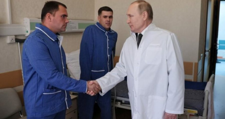 Putin viziton ushtarët e plagosur në Moskë, ja kërkesa që bëri