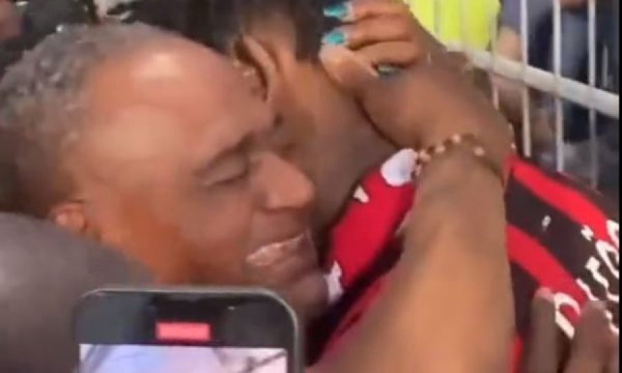 Lot gëzimi të Leaos me familjarët e tij pasi e fitoi titullin e kampionit me Milanin