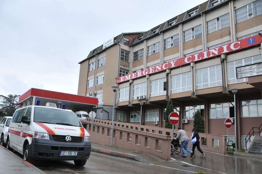 E rëndë: 21-vjeçarja nga Prishtina dërgohet në QKUK pasi konsumoi barna e alkool, dyshohet se u shtyt në vetëvrasje