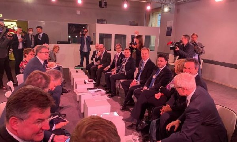 Kryeministria del me njoftim për organizimin në Davos ku morën pjesë edhe Kurti e Vuciq