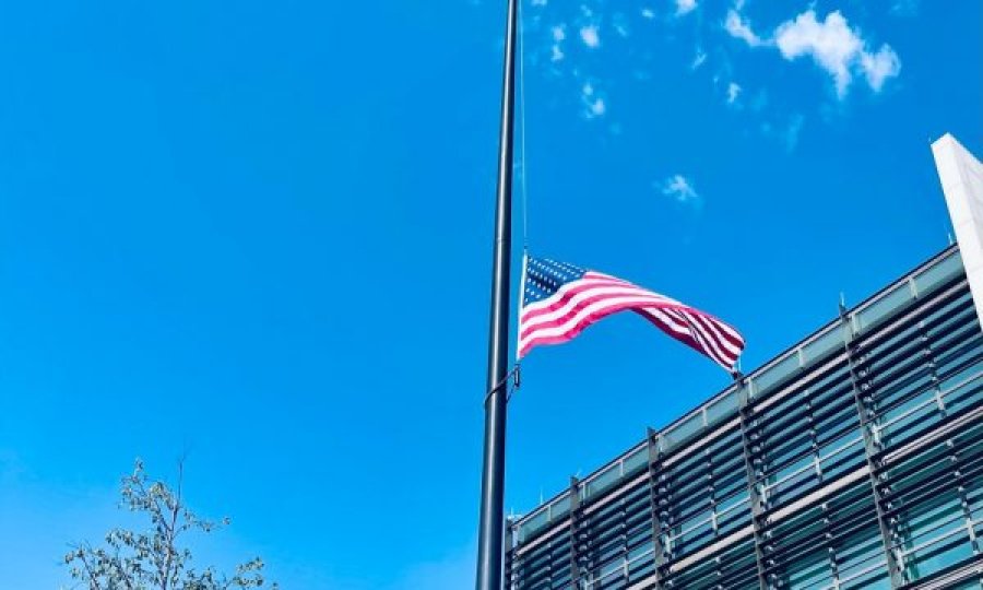 Ambasada amerikane në Prishtinë ulë flamurin në gjysmështizë në nderim të viktimave që u vranë dje në Teksas