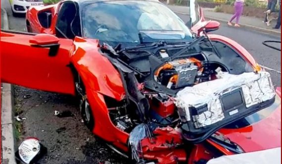 Shkatërrohet Ferrari, përplaset me një varg makinash