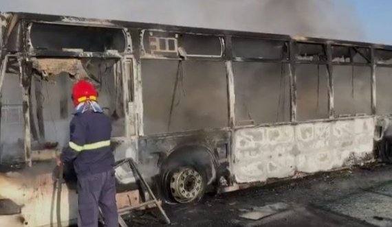 Shkrumbohet autobusi që transportonte punëtorët 