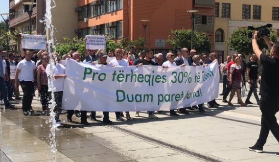 “Unë të votova ty, ti votoje Trustin”, nis protesta për tërheqjen e kursimeve nga Trusti