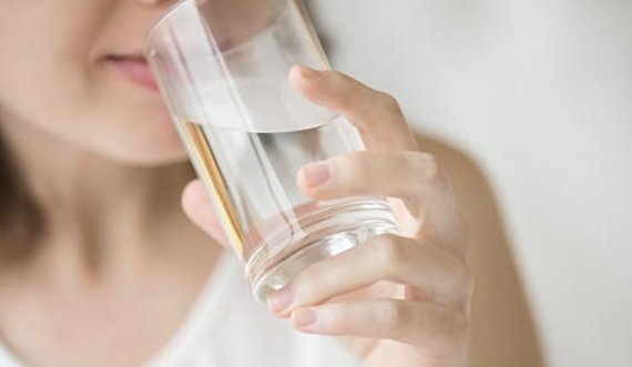 Pini ujë menjëherë pas zgjimit në mëngjes, ja 10 përftimet shëndetësore