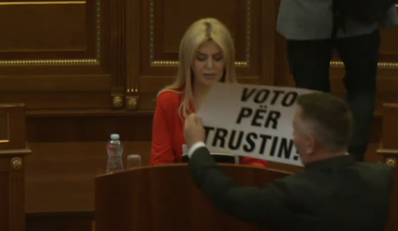 Opozita hyn me pankarta në Kuvend: “Voto Trustin”