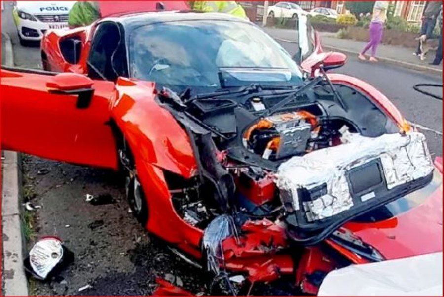 Shkatërrohet Ferrari, përplaset me një varg makinash
