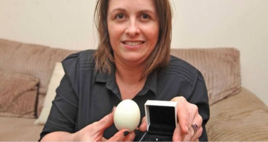 Paçi fatin e saj: Gruaja gjen diamant në një vezë pule, ja si ndodhi