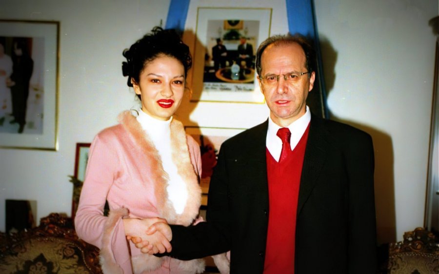 Adelina Ismaili publikon një fotografi me Ibrahim Rugovën: 'Një nga kujtimet më të mira'