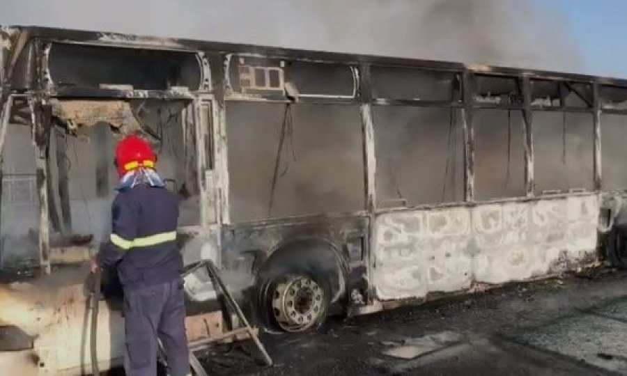 Shkrumbohet autobusi që transportonte punëtorët 