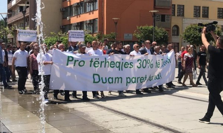 “Unë të votova ty, ti votoje Trustin”, nis protesta për tërheqjen e kursimeve nga Trusti