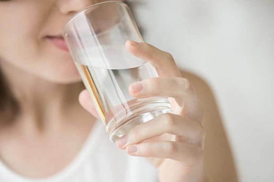 Pini ujë menjëherë pas zgjimit në mëngjes, ja 10 përftimet shëndetësore