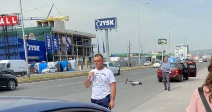 Aksident në magjistralen Prishtinë-Fushë Kosovë mes veturës dhe trotinetës