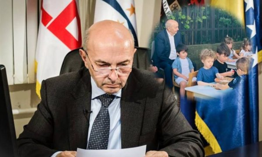 Isa Mustafa viziton nipin në kopsht, ua lexon fëmijëve një libër