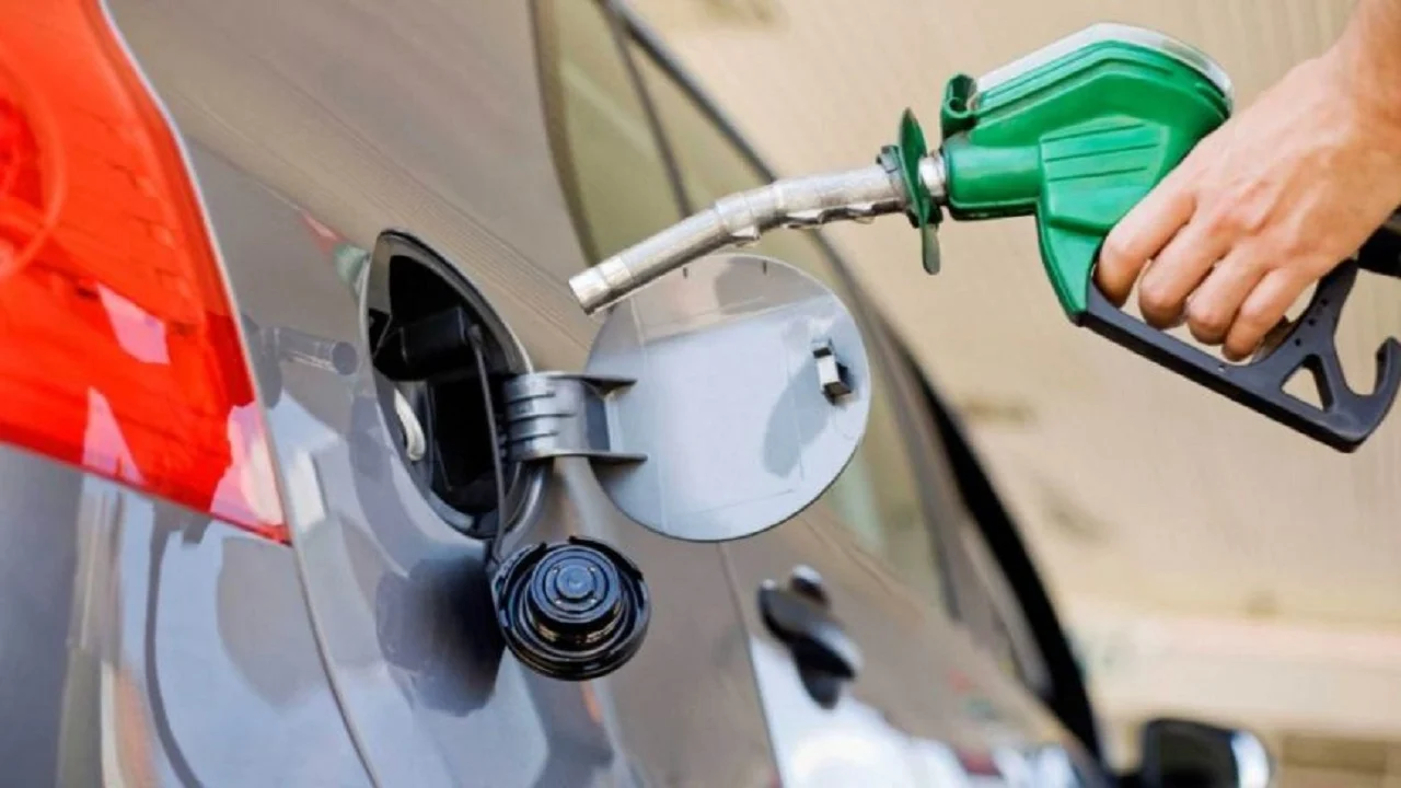 Ky shtet shtrenjton naftën për shoferët e huaj, do të paguajnë gati 40 për qind më shumë