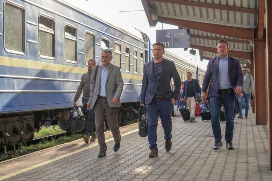 Edhe një politikan shqiptar arrin në Ukrainë
