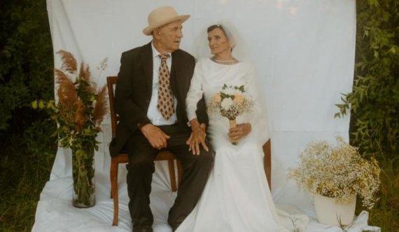 Dashuri e përjetshme, çifti i moshuar kosovar mahnit: Vishen si dhëndër e nuse 