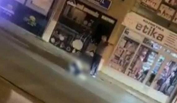 Pamje të tmerrshme: Vëllai i këngëtarit Buta dyshohet se e vrau mbrëmë në Ferizaj, shokun e tij (Video)