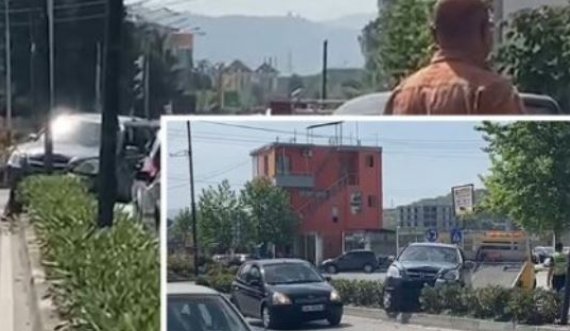Shoferi i makinës me targa greke futet kundravajtje dhe përfundon mbi trafikndarëse