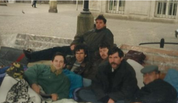 Fotografi e rrallë e vitit 1996, Fehmi Lladrovci, Ilaz Kodra e Sami Lushtaku në grevë në Bonn të Gjermanisë
