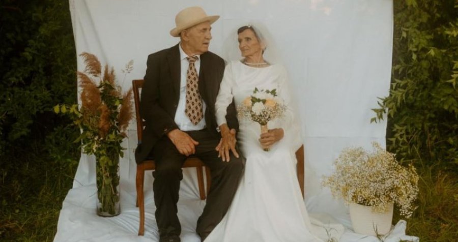 Dashuri e përjetshme, çifti i moshuar kosovar mahnit: Vishen si dhëndër e nuse 