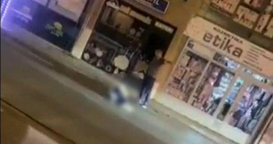 Pamje të tmerrshme: Vëllai i këngëtarit Buta dyshohet se e vrau mbrëmë në Ferizaj, shokun e tij (Video)