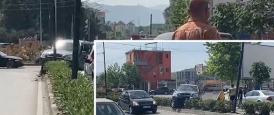 Shoferi i makinës me targa greke futet kundravajtje dhe përfundon mbi trafikndarëse