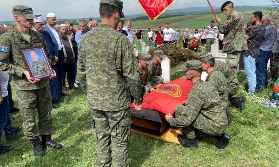 Hysni Gucati s’ishte në ceremoninë e varrimit të babait, ndodhet në Hagë