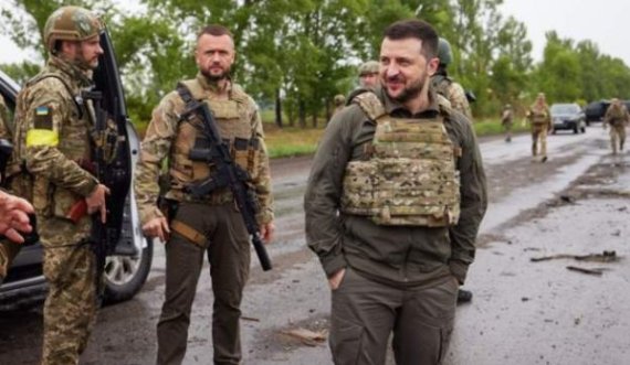 Zelensky del jashtë Kievit, takon trupat e vijës së parë të frontit