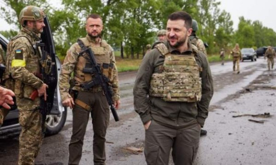 Zelensky del jashtë Kievit, takon trupat e vijës së parë të frontit