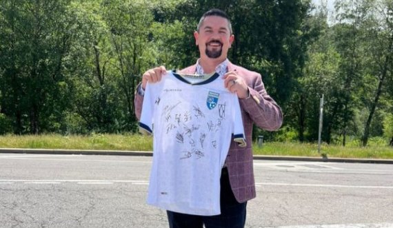 Ky është tifozi i Kosovës që e bleu fanellën e Kosovës 3 mijë euro