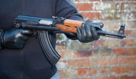 Si në filma/ Nga vetura tentojnë të vrasin prishtinasin me kallash – AK-47