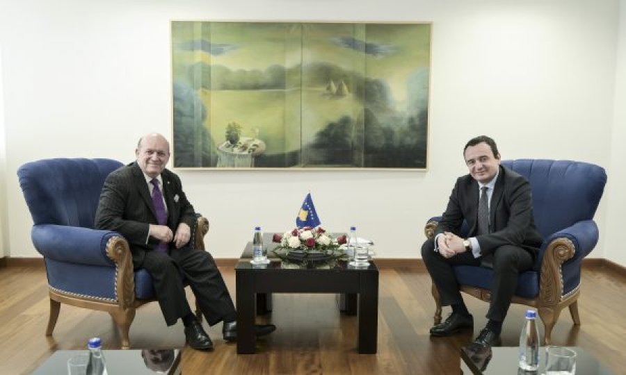 Kurti e pret në zyrë bashkëpunëtorin e Clintonit, diskutojnë specifikisht për dy tema