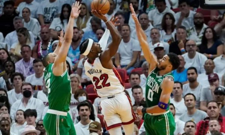 Bostoni e eliminon Miamin, shkon në finale të NBA-së