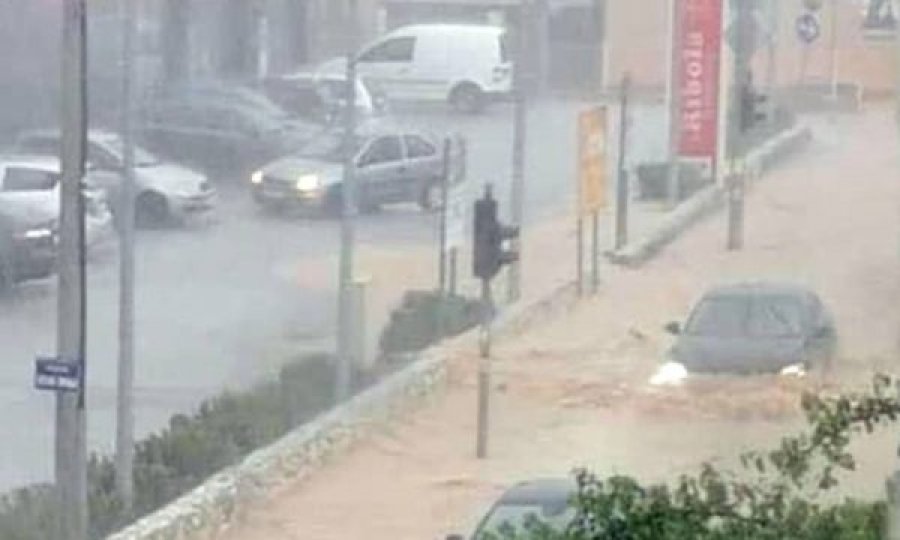 Kolaps i komunikacionit në Kroaci nga stuhia e shiut, Policia: Mos e përdorni autostradën