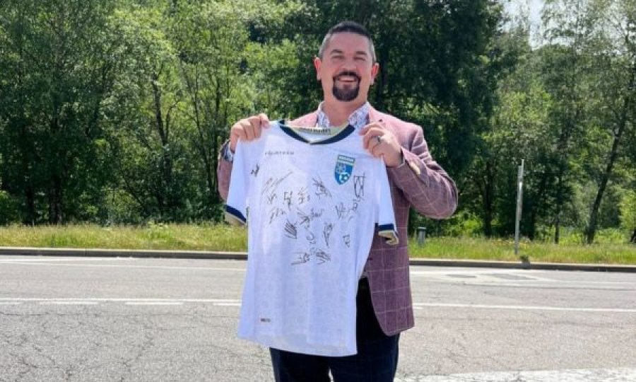 Ky është tifozi i Kosovës që e bleu fanellën e Kosovës 3 mijë euro
