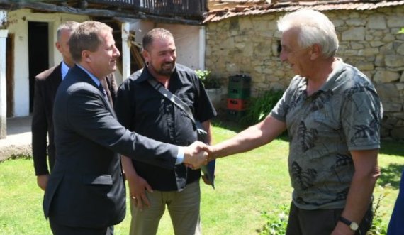 Shefi i BE-së në Kosovë viziton një fshat me shumicë serbe në Vushtrri, thotë se janë shtuar incidentet ndër-etnike