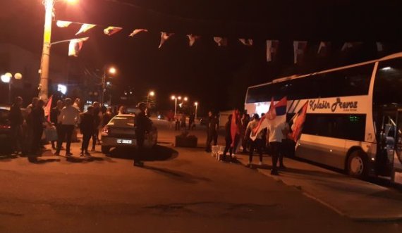 Vuçiq betohet sot si President, serbët nga Kosova nisen me autobusë drejt Beogradit për ta përkrahur