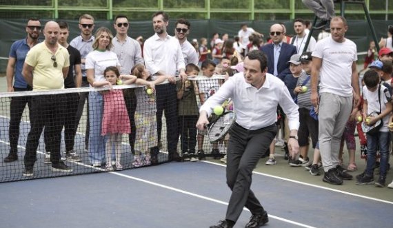 “Kryeministri qenka fantastik” – nënkryetari i Prishtinës bën tifo për Kryeministrin Kurtin teksa luan tenis
