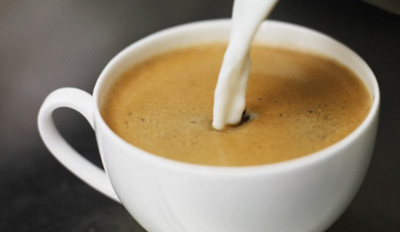 A është e shëndetshme të pini kafenë me qumësht?