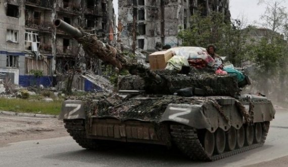 Refugjatja ukrainase dallon plaçkat e shtëpisë mbi tankun rus