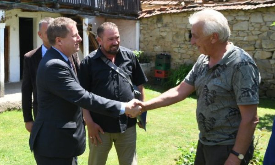 Shefi i BE-së në Kosovë viziton një fshat me shumicë serbe në Vushtrri, thotë se janë shtuar incidentet ndër-etnike