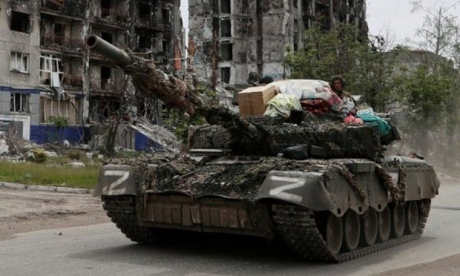 Refugjatja ukrainase dallon plaçkat e shtëpisë mbi tankun rus