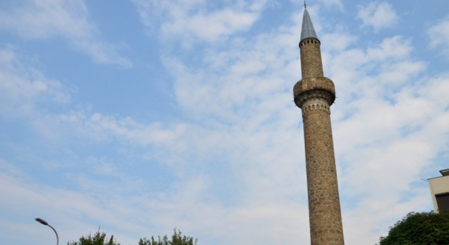 Vidhen gjësende me vlerë në një xhami në Prizren