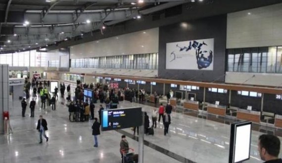 Policia në aeroport ia konfiskon shtetasit gjerman një thikë