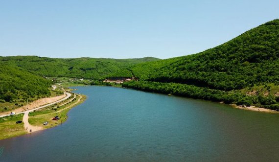Gjendet një trup i pajetë në liqen