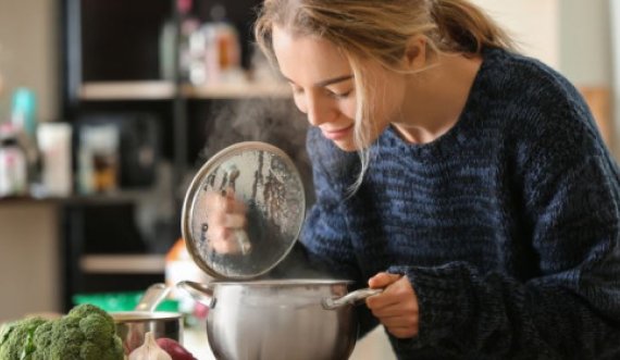 Gjatë stinës së dimrit na shtohet oreksi, çfarë duhet të dimë për të mos shtuar peshë! Dieta ushqimore dhe ndikimi i të ftohtit