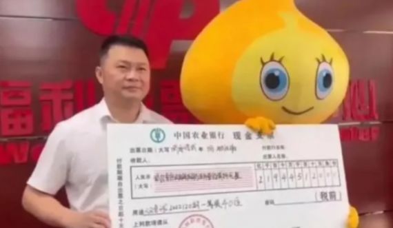 Kinezi i cili fitoi 30,386 milionë euro në lotari: Nuk i tregoj familjes, sepse kjo i bën ata dembelë