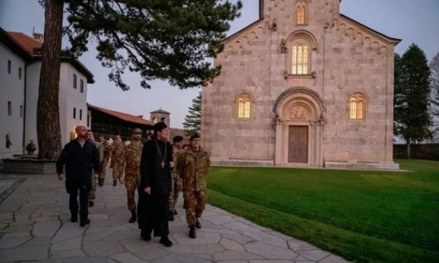 Komandanti i KFOR-it i shkon Sava Janjiqit në Manastirin e Deçanit