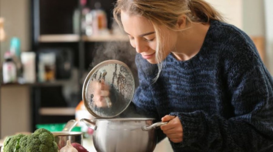 Gjatë stinës së dimrit na shtohet oreksi, çfarë duhet të dimë për të mos shtuar peshë! Dieta ushqimore dhe ndikimi i të ftohtit